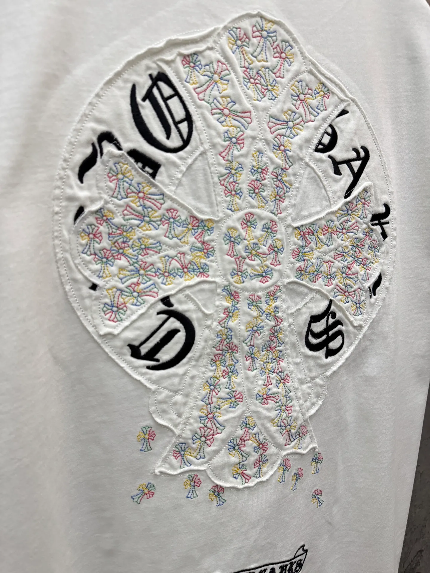 P180 top version, real shot without P, ​​different from market currency) 𝗖𝗵𝗿𝗼𝗺𝗲 𝗛𝗲𝗮𝗿𝘁𝘀/Croxin 2026 spring new original single counter American laser burnt patch embroidered couple short sleeves 👑The highest version! Customized fabric 300 grams, best-selling model at the counter, very comfortable to wear. Accessories: original molded and authenticated collar label ➕ 100% silk wash water label. Genuine purchase-grade original hangtag➕matching hanging rope➕3D hanging beads➕original packaging bag. Craftsmanship: The original version has consistent wiring! The highest version of the armhole matching technique! Color: White Black Size: S M L XL Style No.: 26-2010